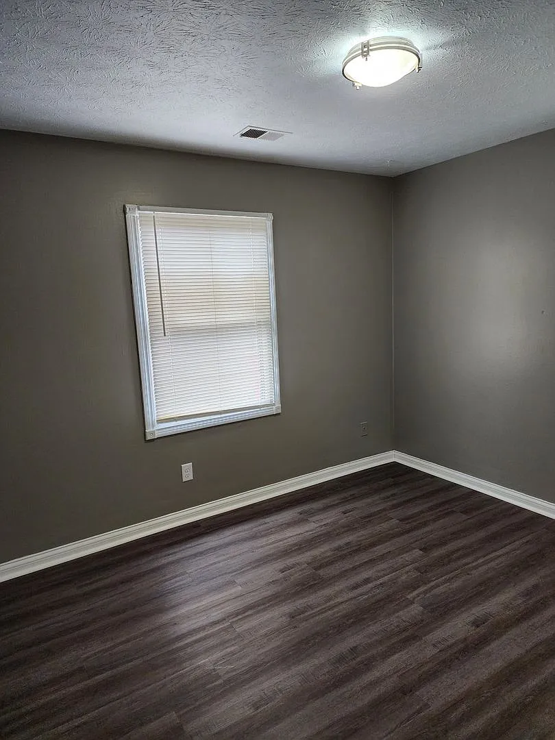 Building Photo - 1800 Kraig Dr