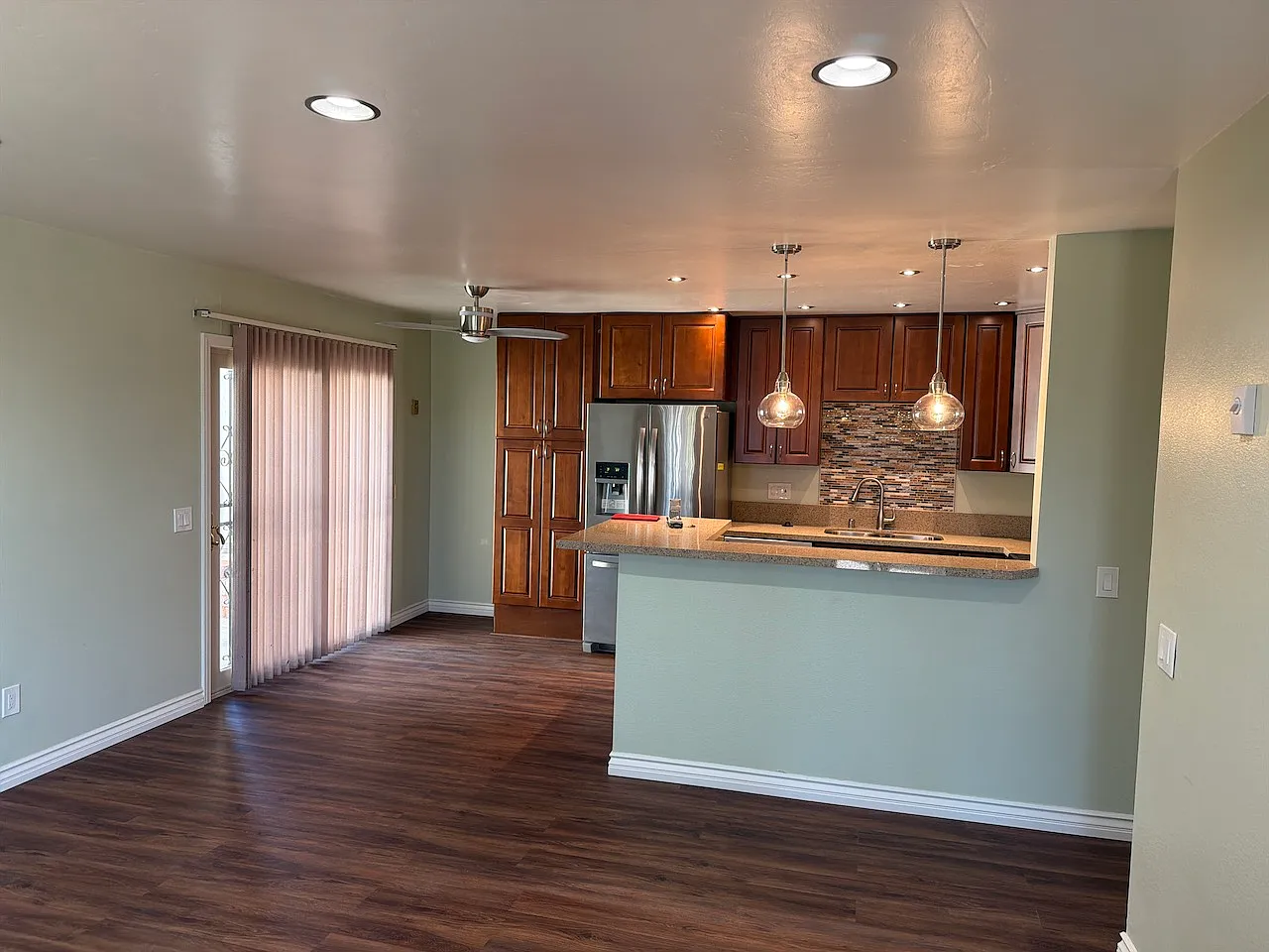 3 bed, 975 sqft, $3,045 — Photo 4