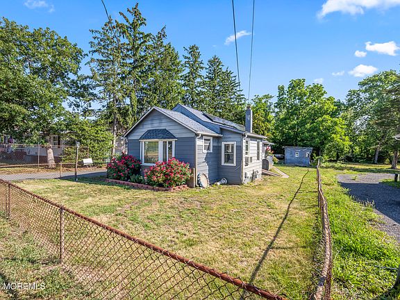 3rd image of 213 Manapaqua Avenue