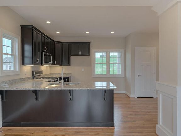 5th image of 604 Willard Dr