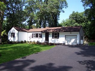 17 Bailey Hollow Rd, Stony Brook, NY 11790