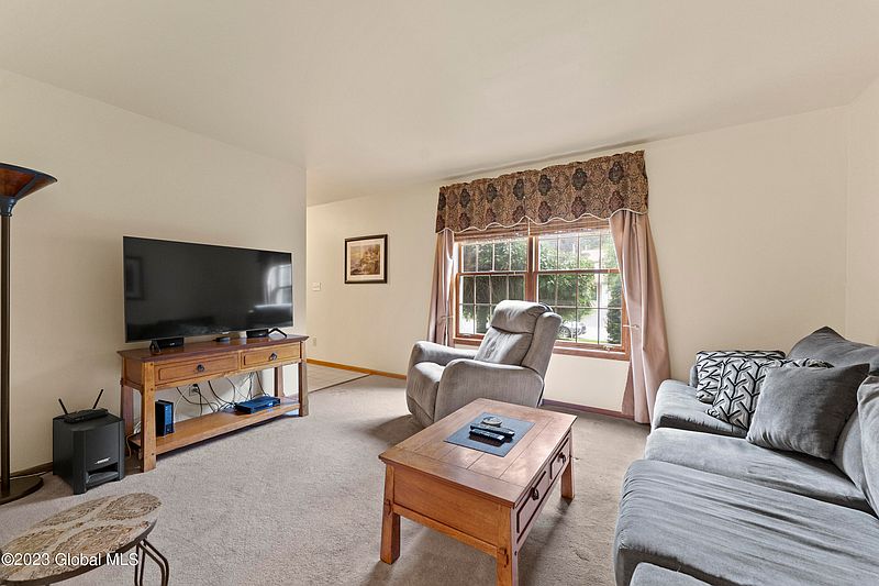5th image of 1143 Laural Ln Lane