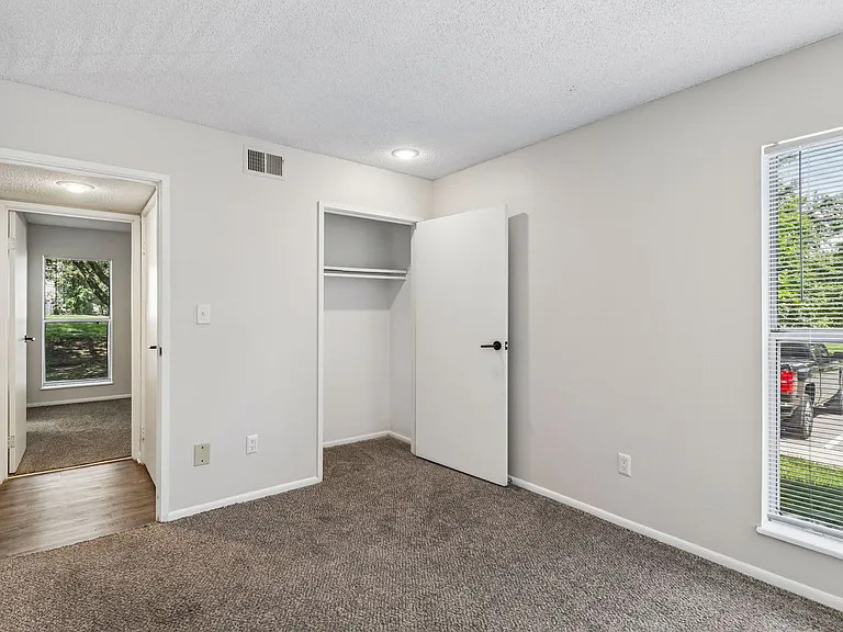 Falcon Point Apartments — Photo 8