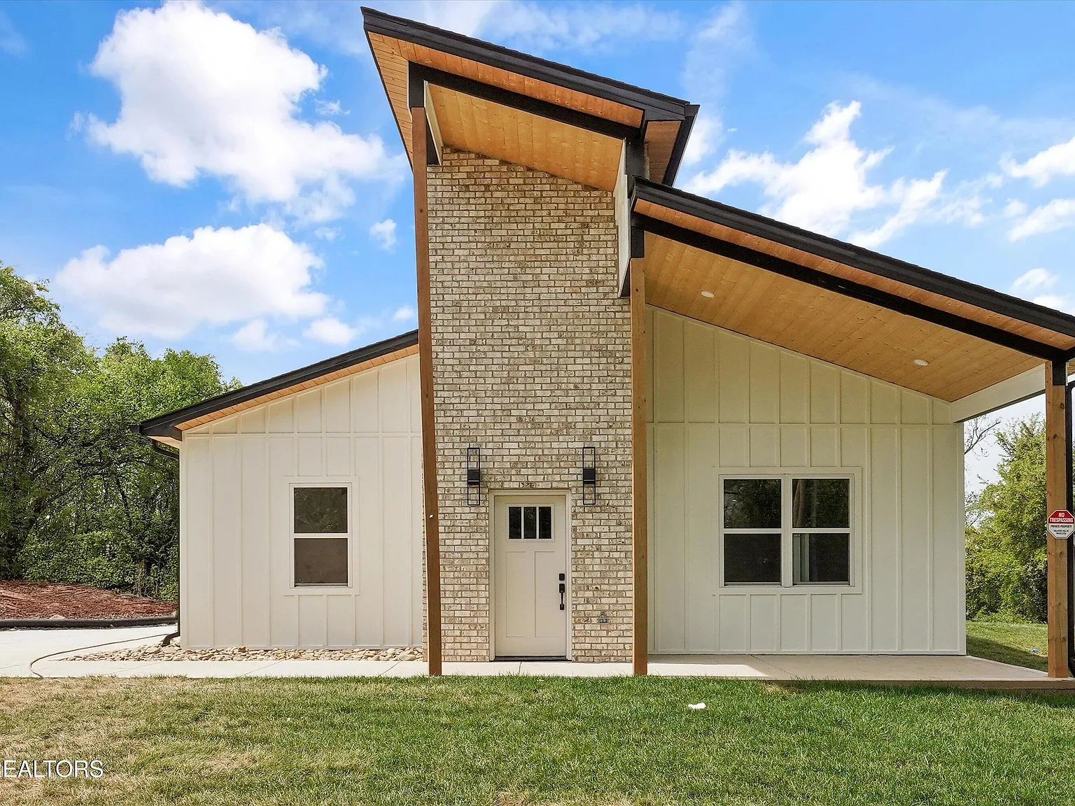 3 bed, 2400 sqft, $3,200 — Photo 1