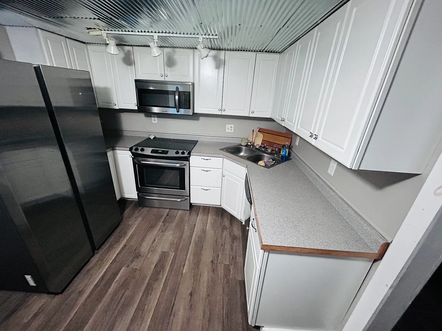 4 bed, 2.5 bath, 3398 sqft, $2,300 — Photo 2