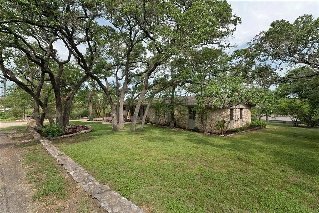 3 bed, 2.0 bath, 2285 sqft, $4,000 — Photo 2
