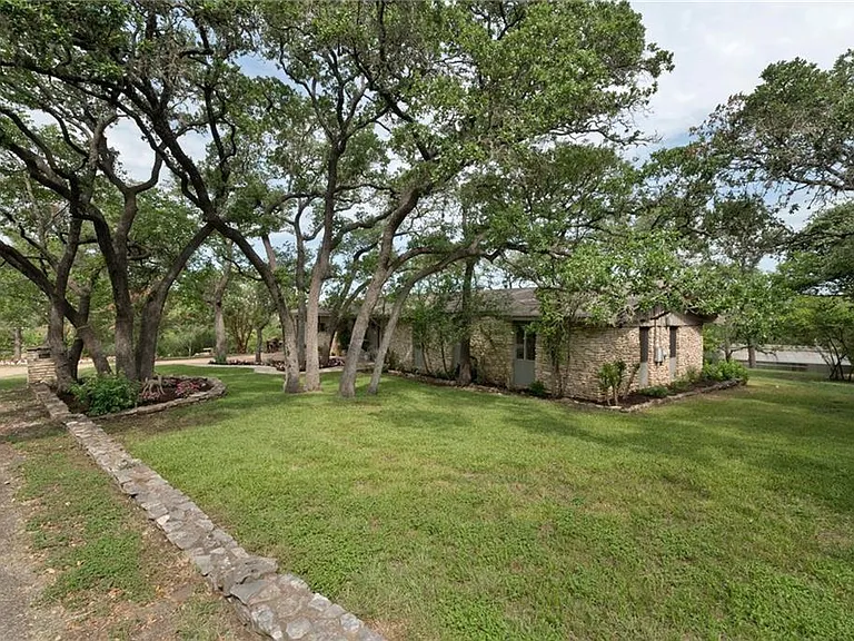 610 Lancelot Way — Photo 2