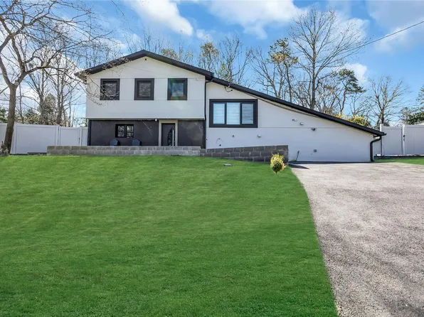 37 Carldon Lane, Hauppauge, NY 11788