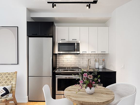 3rd image of 67 Wall St APT 4L