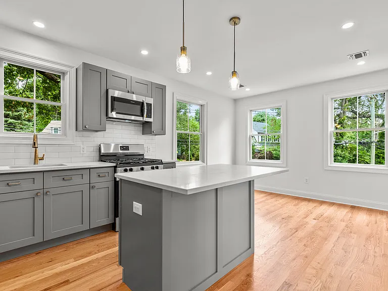 43 Franklin Ave #2 — Photo 2