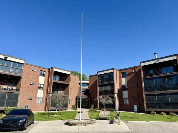 1800 Riverwood Dr APT 318, Burnsville, MN 55337