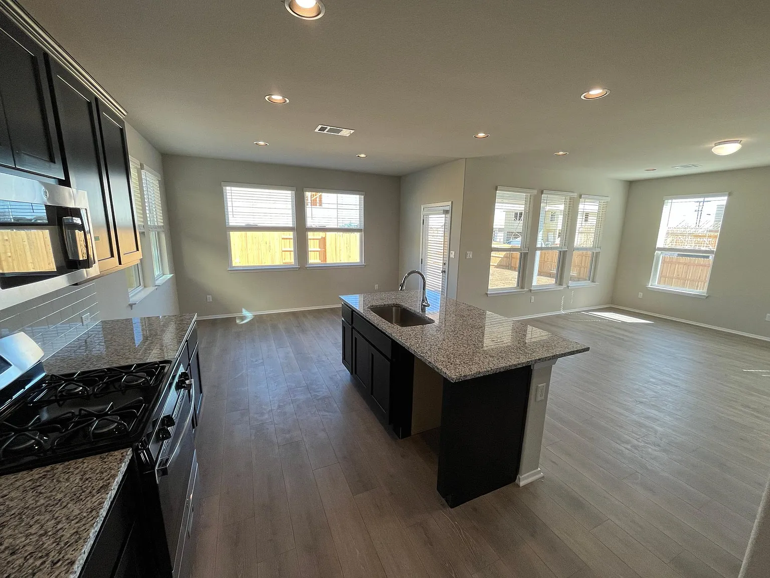 3 bed, 2.5 bath, 1800 sqft, $1,925 — Photo 3