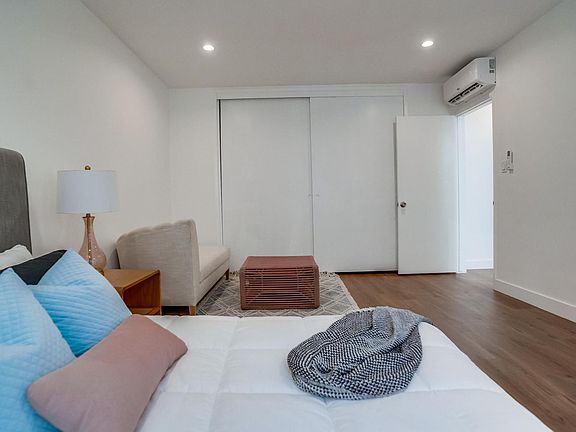 5th image of 1033 N Genesee Ave APT 1