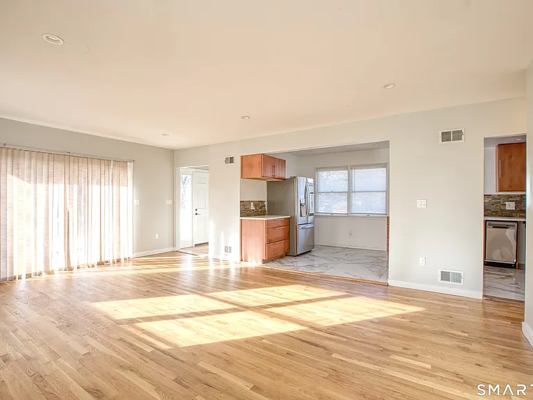 24 Hollow Wood Ln — Photo 5