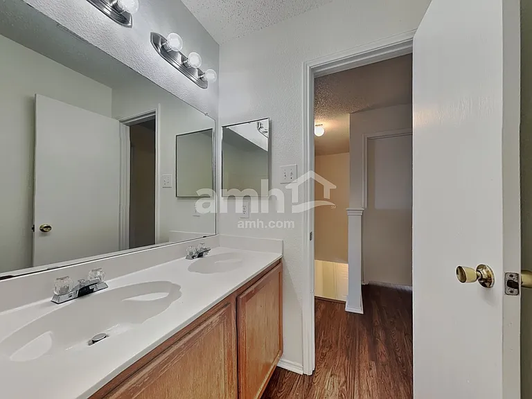 8724 Hunters Creek Ct — Photo 14