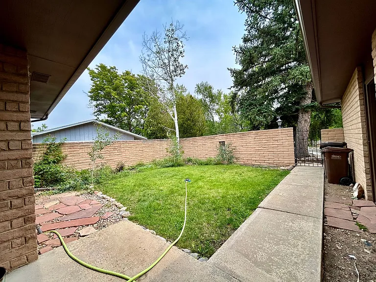 957 Roxwood Ln #C — Photo 3