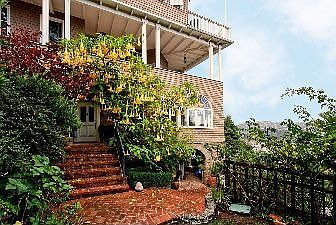 Entrance::207 Beach Road