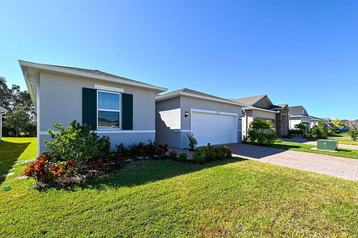 3 bed, 3.0 bath, 2014 sqft, $3,240 — Photo 2