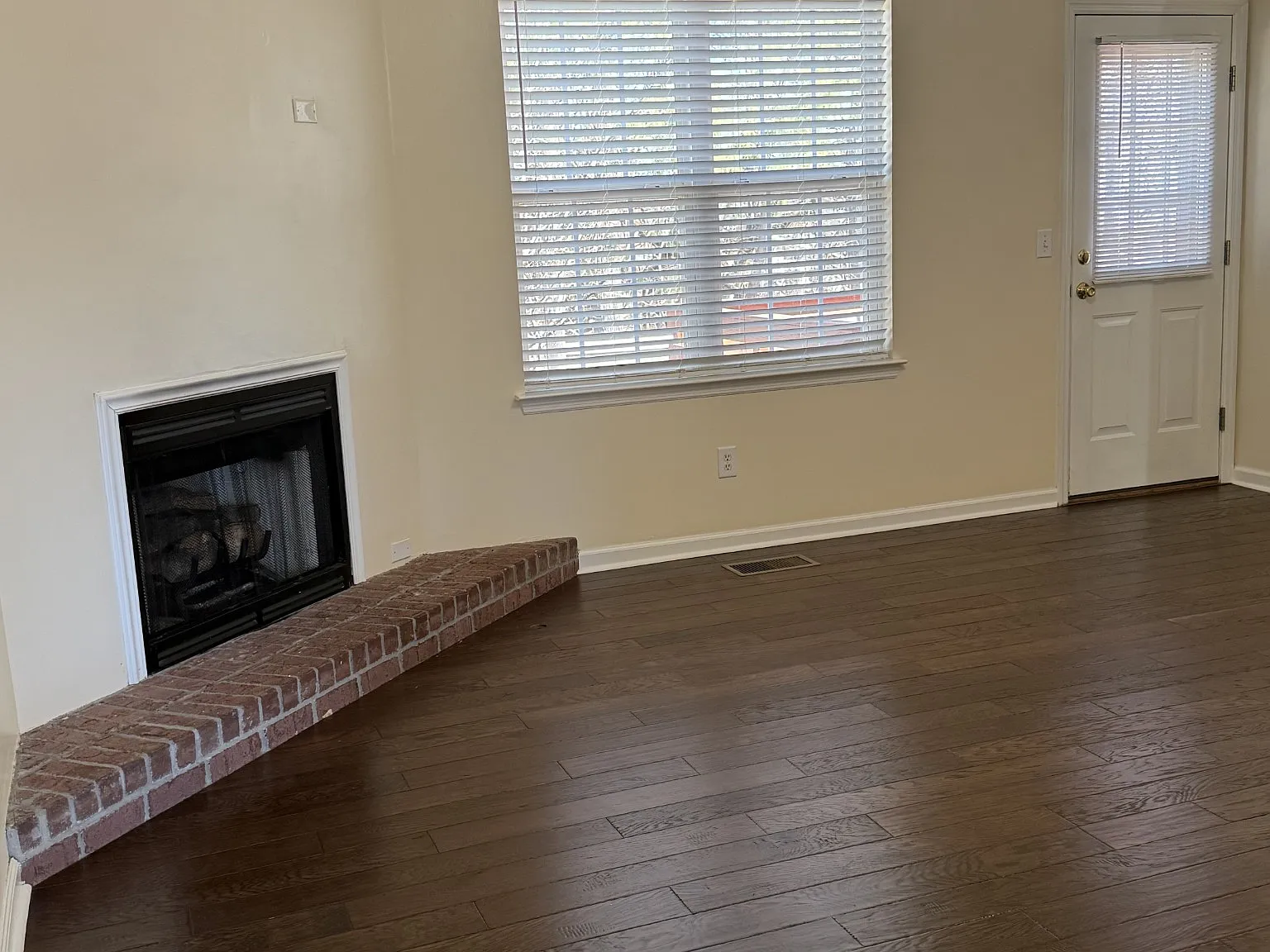 3 bed, 2.0 bath, 1929 sqft, $2,195 — Photo 3