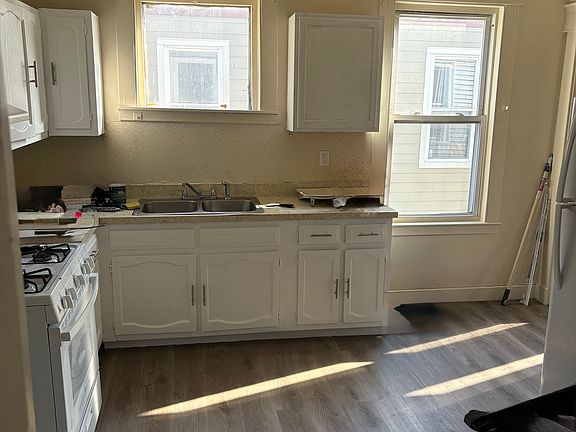 5th image of 37 Bassett St APT 3