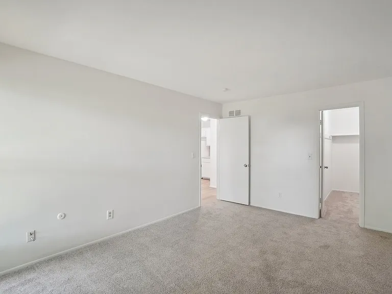 Taylor Gardens Apartments — Photo 13