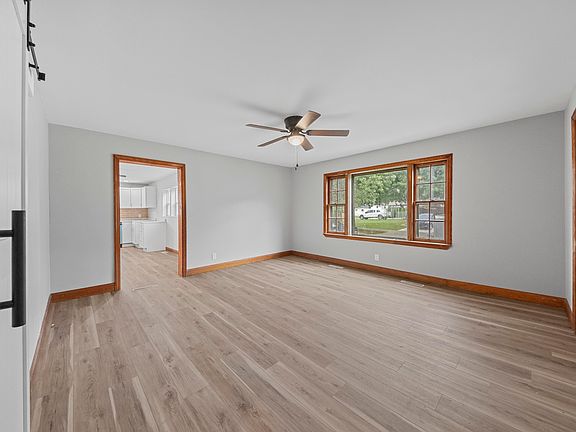 4th image of 922 Pleasant St