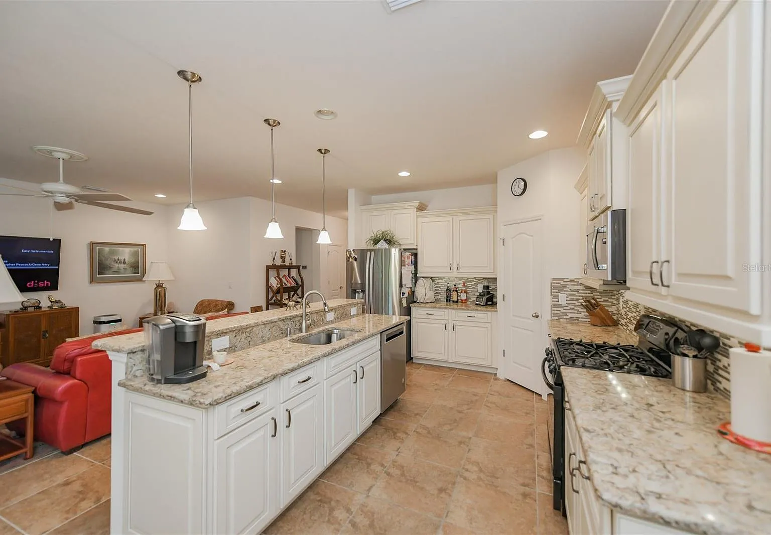 4 bed, 2.5 bath, 2025 sqft, $3,250 — Photo 3