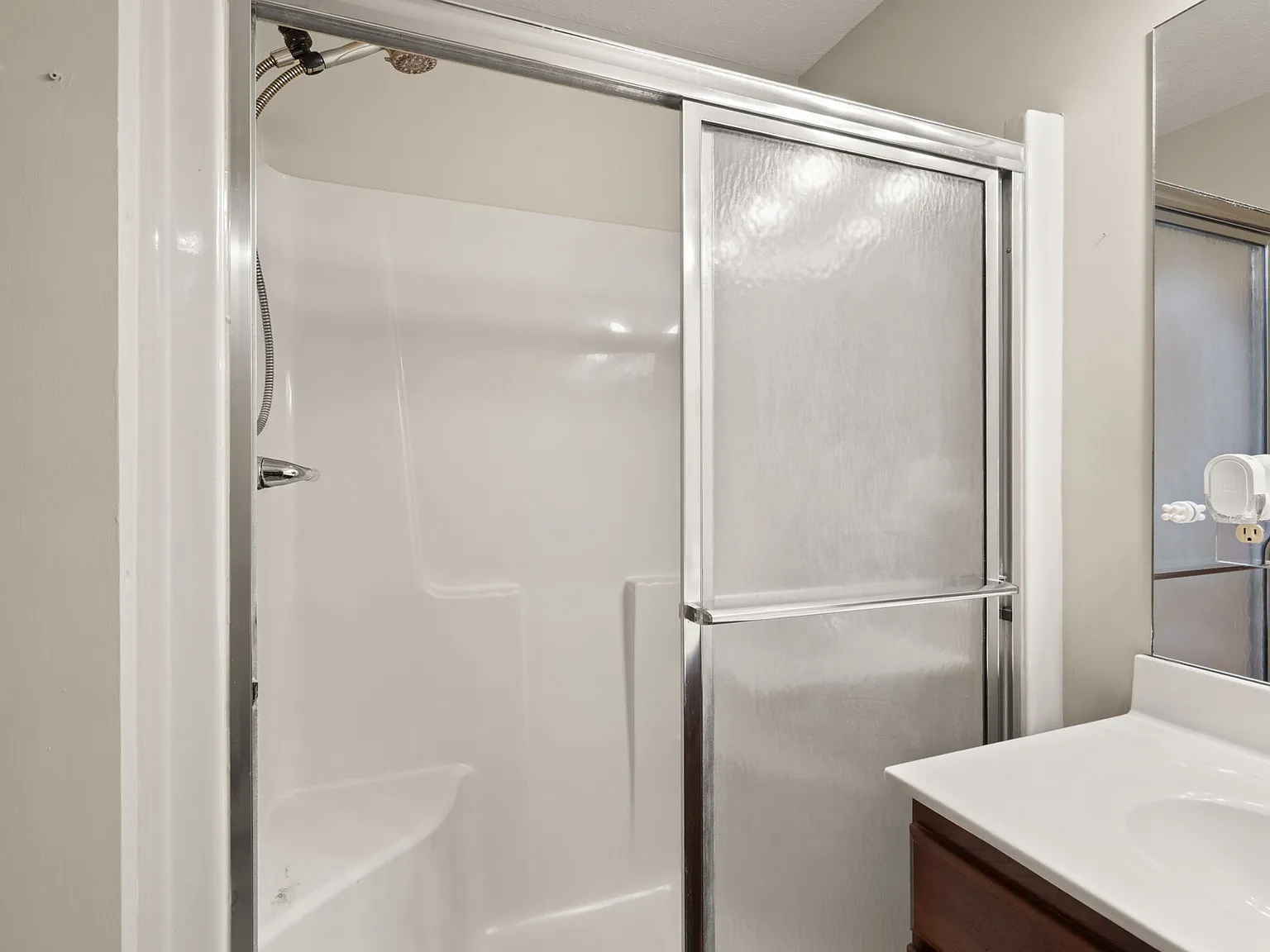 3 bed, 2328 sqft, $2,450 — Photo 4