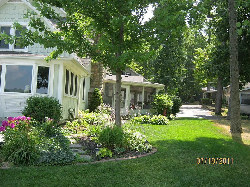 Sunporch & side yard