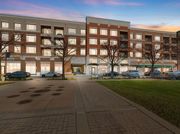 850 Village Center Dr Unit 419, Burr Ridge, IL 60527