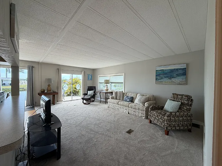 542 Tampico Dr — Photo 11
