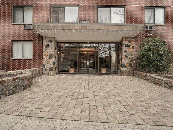 2nd image of 25 Lake St APT 4K