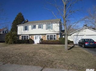 9 Tulip Grove Dr, Lake Grove, NY 11755