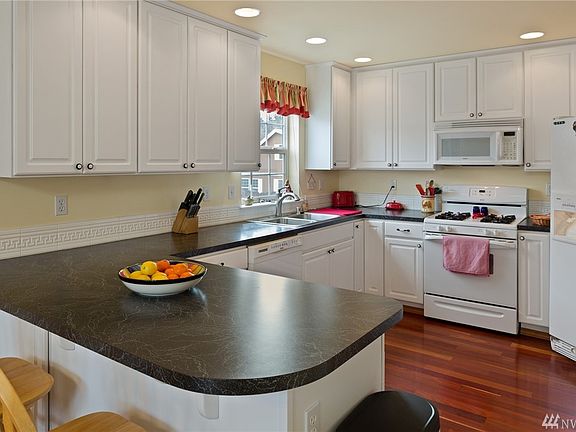 4th image of 2315 Carnation Ct