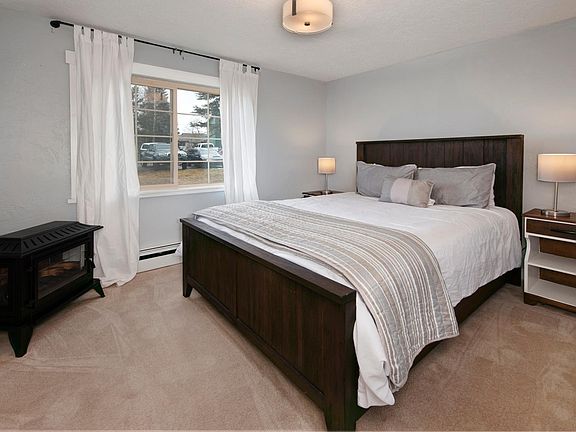 1st bedroom with Queen bed.