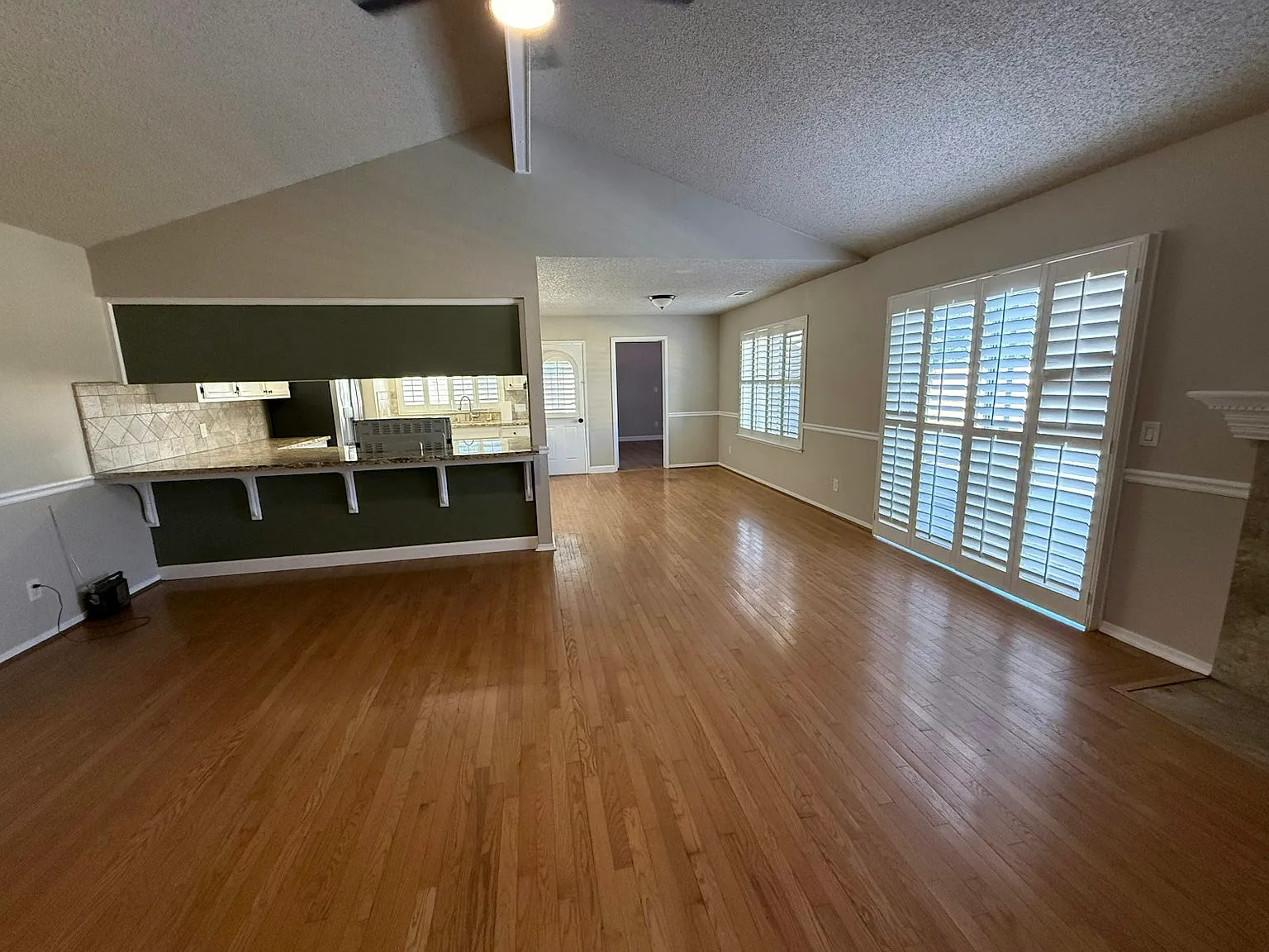 559 W Indianapolis Ave — Photo 2