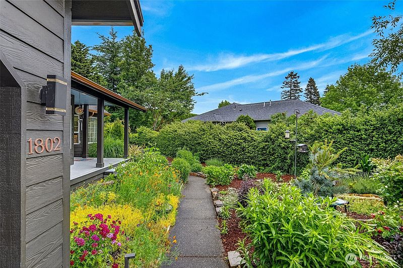 4th image of 1802 Fairview Court
