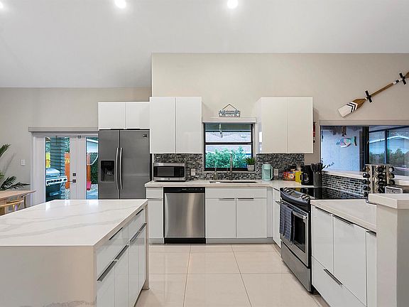 5th image of 231 SE 8th St