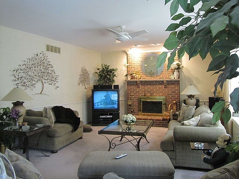2nd image of 2257 Florence Ln