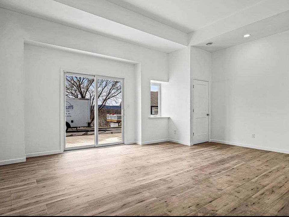 2nd image of 180 S Hill St
