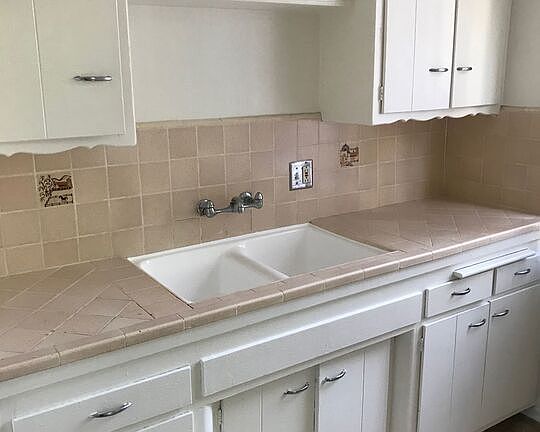 4th image of 1350 N Laurel Ave #8