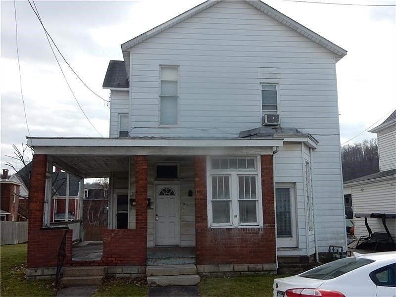 The entrance to the upstairs unit is straight through the front, the lower unit is off to the left