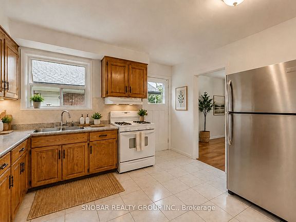 4th image of 42 Clearbrooke Cir