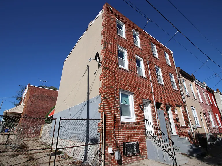 882 N Fallon St — Photo 2
