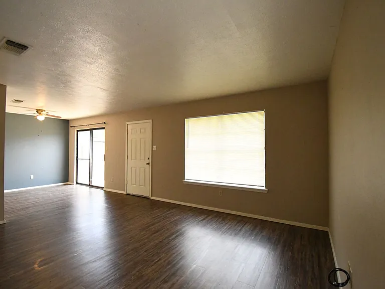 201 Parklane Dr — Photo 6