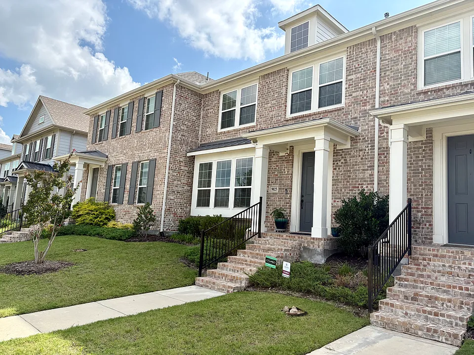 9025 Swallowtail St