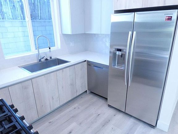 2nd image of 5832 Tujunga Ave #1