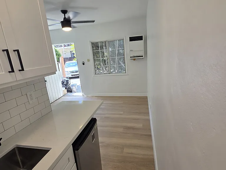628 Veteran Ave #104 — Photo 11