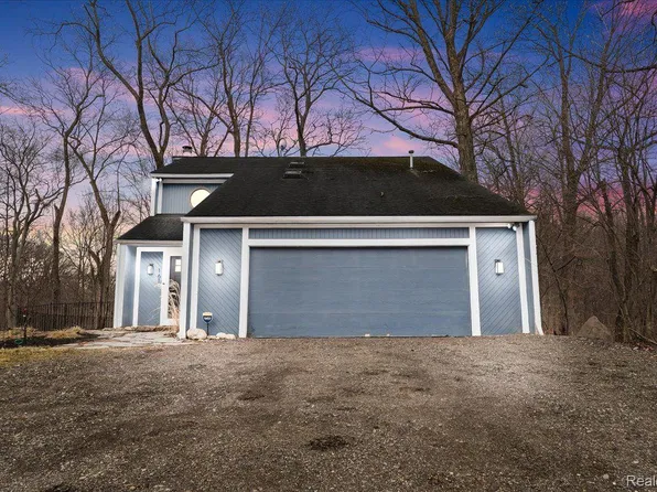 161 Bunny Ln, Milford, MI 48380