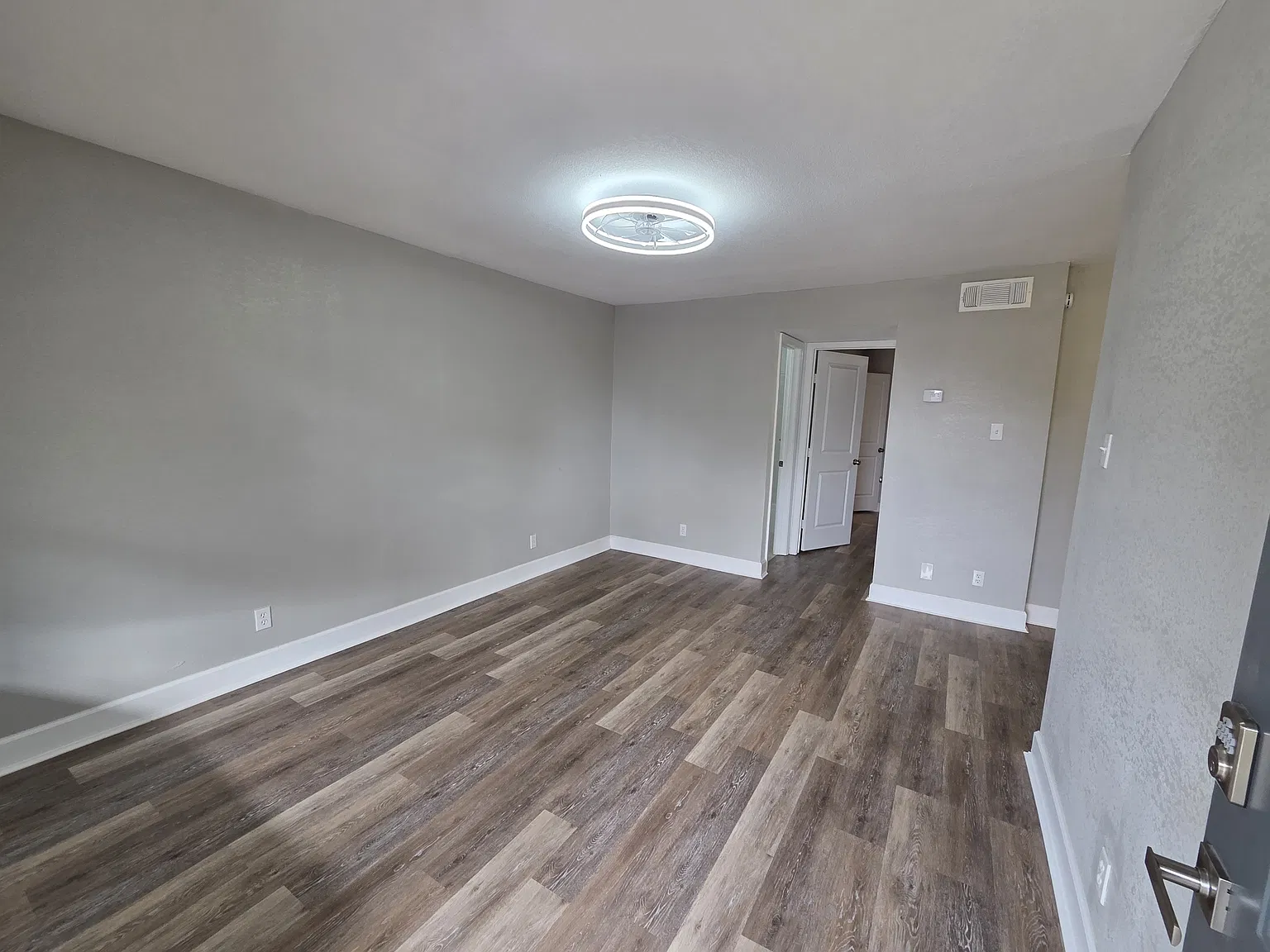 601 Harbour Apts** - 209 — Photo 2